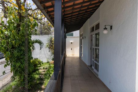 Casa à venda com 305m², 3 quartos e 3 vagas Casa à venda com 305m², 3 quartos e 3 vagasVaranda