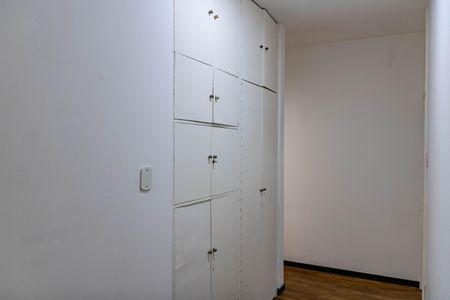 Casa à venda com 305m², 3 quartos e 3 vagas Casa à venda com 305m², 3 quartos e 3 vagasCorredor