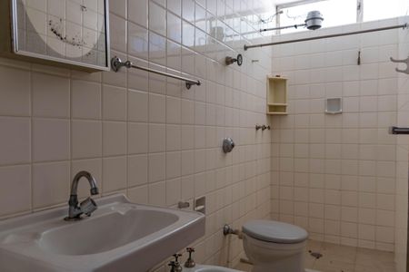 Casa à venda com 305m², 3 quartos e 3 vagas Casa à venda com 305m², 3 quartos e 3 vagasBanheiro de serviço