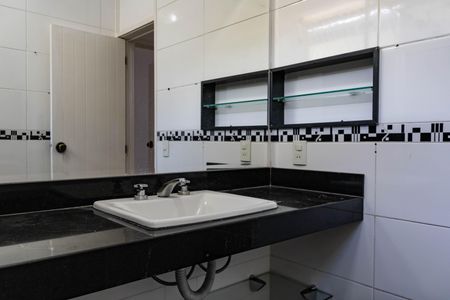 Casa à venda com 305m², 3 quartos e 3 vagas Casa à venda com 305m², 3 quartos e 3 vagasBanheiro Social