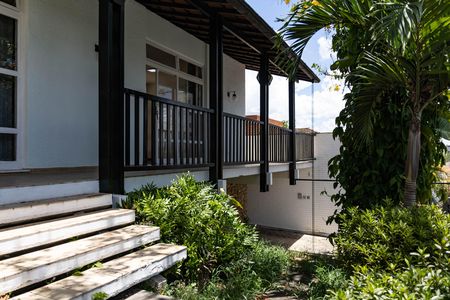 Casa à venda com 305m², 3 quartos e 3 vagas Casa à venda com 305m², 3 quartos e 3 vagasVaranda