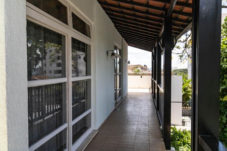 Casa à venda com 305m², 3 quartos e 3 vagas Casa à venda com 305m², 3 quartos e 3 vagasVaranda