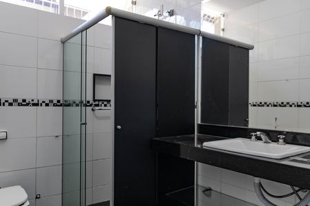 Casa à venda com 305m², 3 quartos e 3 vagas Casa à venda com 305m², 3 quartos e 3 vagasBanheiro Social