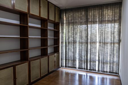 Casa à venda com 305m², 3 quartos e 3 vagas Casa à venda com 305m², 3 quartos e 3 vagasEscritório