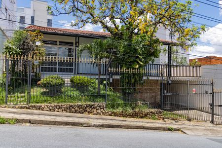 Casa à venda com 305m², 3 quartos e 3 vagas Casa à venda com 305m², 3 quartos e 3 vagasFachada