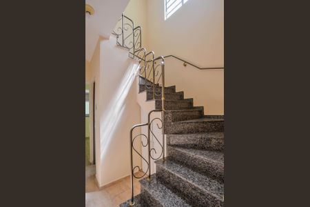 Casa à venda com 189m², 3 quartos e 2 vagas Casa à venda com 189m², 3 quartos e 2 vagasEscada