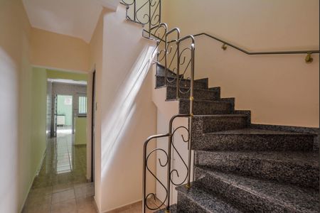 Casa à venda com 189m², 3 quartos e 2 vagas Casa à venda com 189m², 3 quartos e 2 vagasEscada