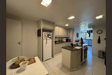 Apartamento à venda com 240m², 4 quartos e 3 vagasCozinha