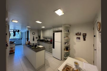 Apartamento à venda com 240m², 4 quartos e 3 vagasCozinha