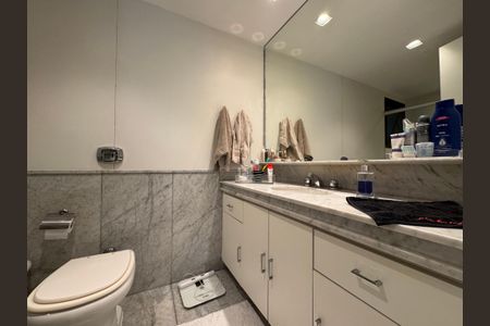 Apartamento à venda com 240m², 4 quartos e 3 vagasSuíte 1 - Banheiro