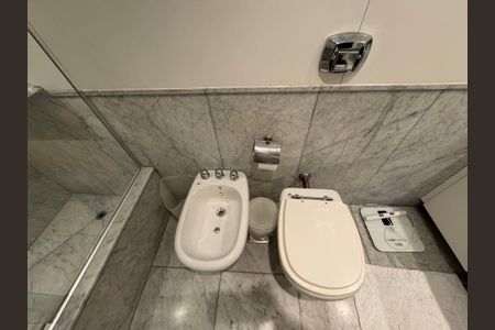 Apartamento à venda com 240m², 4 quartos e 3 vagasSuíte 1 - Banheiro
