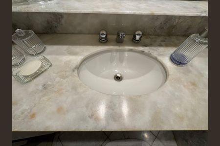 Apartamento à venda com 240m², 4 quartos e 3 vagasSuíte 2 - Banheiro