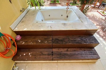 Casa de condomínio à venda com 310m², 5 quartos e 4 vagasÁrea comum - Jacuzzi