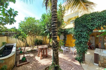 Casa de condomínio à venda com 310m², 5 quartos e 4 vagasQuintal