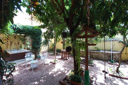 Casa de condomínio à venda com 310m², 5 quartos e 4 vagasQuintal