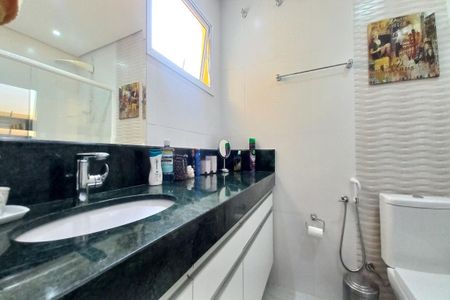 Casa de condomínio à venda com 310m², 5 quartos e 4 vagasBanheiro da Suíte