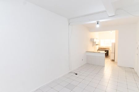 Casa de condomínio para alugar com 50m², 1 quarto e sem vaga Casa de condomínio para alugar com 50m², 1 quarto e sem vagaSala