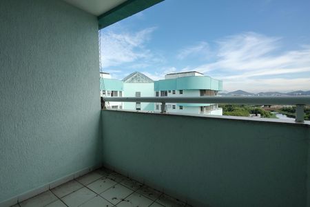 Apartamento à venda com 77m², 2 quartos e 1 vaga Apartamento à venda com 77m², 2 quartos e 1 vagaVaranda