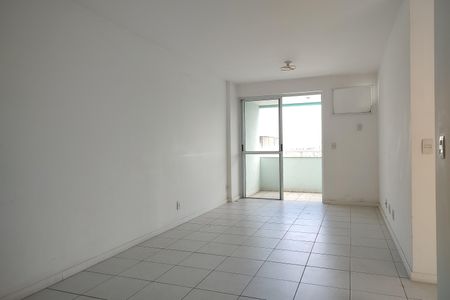 Apartamento à venda com 77m², 2 quartos e 1 vaga Apartamento à venda com 77m², 2 quartos e 1 vagaSala