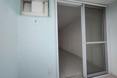 Apartamento à venda com 77m², 2 quartos e 1 vaga Apartamento à venda com 77m², 2 quartos e 1 vagaVaranda