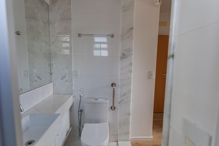 Apartamento à venda com 70m², 2 quartos e 2 vagas Apartamento à venda com 70m², 2 quartos e 2 vagasBanheiro da Suíte 1