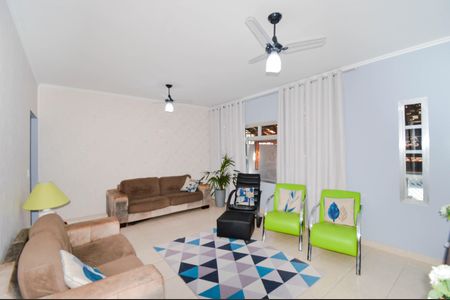 Casa à venda com 220m², 3 quartos e 2 vagasSala