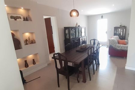 Casa à venda com 273m², 4 quartos e 5 vagas Casa à venda com 273m², 4 quartos e 5 vagasSala de Jantar