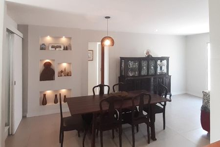 Casa à venda com 273m², 4 quartos e 5 vagas Casa à venda com 273m², 4 quartos e 5 vagasSala de Jantar