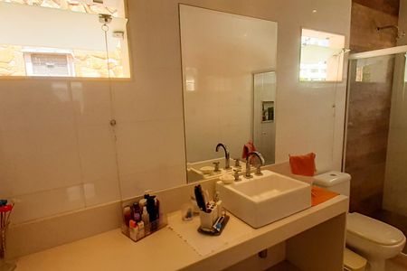 Casa à venda com 273m², 4 quartos e 5 vagas Casa à venda com 273m², 4 quartos e 5 vagasBanheiro da Suíte