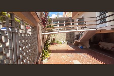 Casa à venda com 273m², 4 quartos e 5 vagas Casa à venda com 273m², 4 quartos e 5 vagasÁrea Externa