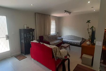 Casa à venda com 273m², 4 quartos e 5 vagas Casa à venda com 273m², 4 quartos e 5 vagasSala