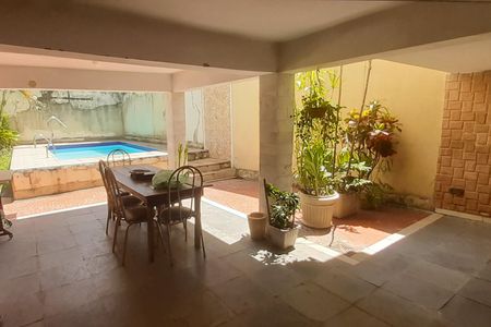 Casa à venda com 273m², 4 quartos e 5 vagas Casa à venda com 273m², 4 quartos e 5 vagasÁrea Externa