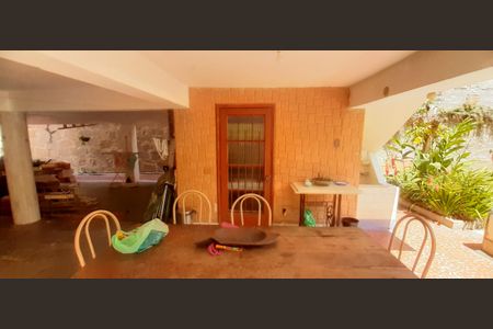 Casa à venda com 273m², 4 quartos e 5 vagas Casa à venda com 273m², 4 quartos e 5 vagasÁrea Externa