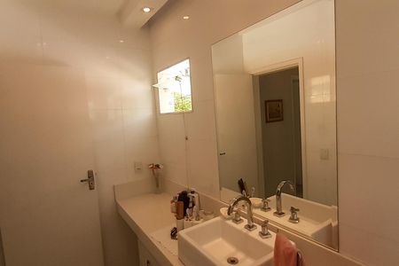 Casa à venda com 273m², 4 quartos e 5 vagas Casa à venda com 273m², 4 quartos e 5 vagasBanheiro 2