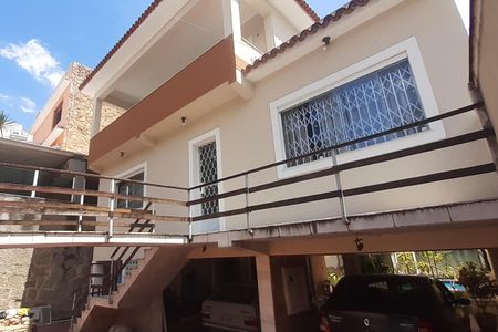Casa à venda com 273m², 4 quartos e 5 vagas Casa à venda com 273m², 4 quartos e 5 vagasFachada