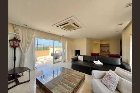 Apartamento à venda com 357m², 4 quartos e 2 vagas Apartamento à venda com 357m², 4 quartos e 2 vagasSala (Segundo andar)