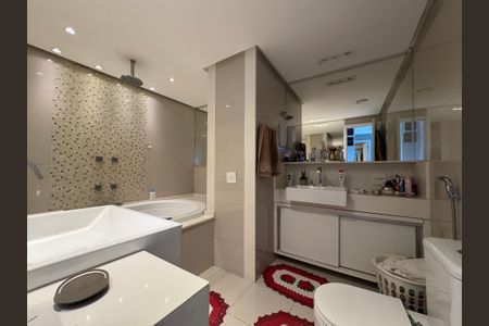 Apartamento à venda com 357m², 4 quartos e 2 vagas Apartamento à venda com 357m², 4 quartos e 2 vagasSuíte 2 - Banheiro