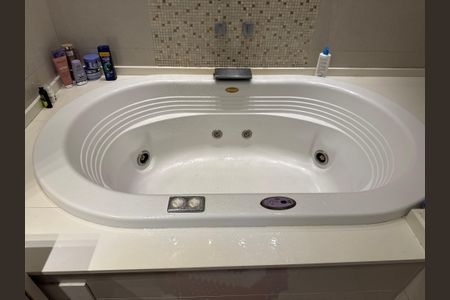 Apartamento à venda com 357m², 4 quartos e 2 vagas Apartamento à venda com 357m², 4 quartos e 2 vagasSuíte 2 - Banheiro