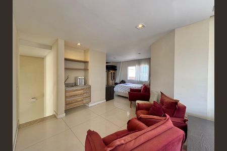 Apartamento à venda com 357m², 4 quartos e 2 vagas Apartamento à venda com 357m², 4 quartos e 2 vagasSala (Segundo andar)