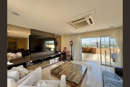 Apartamento à venda com 357m², 4 quartos e 2 vagas Apartamento à venda com 357m², 4 quartos e 2 vagasSala (Segundo Andar)