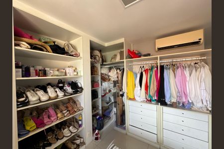 Apartamento à venda com 357m², 4 quartos e 2 vagas Apartamento à venda com 357m², 4 quartos e 2 vagasSuíte 2 - Closet