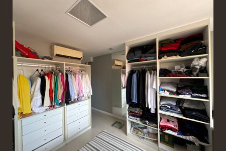 Apartamento à venda com 357m², 4 quartos e 2 vagas Apartamento à venda com 357m², 4 quartos e 2 vagasSuíte 2 - Closet