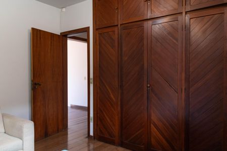 Casa à venda com 354m², 4 quartos e 4 vagasQuarto 2