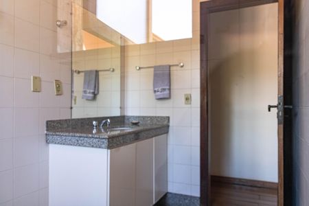 Casa à venda com 354m², 4 quartos e 4 vagasBanheiro 2