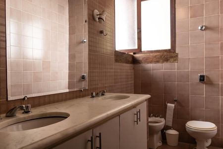 Casa à venda com 354m², 4 quartos e 4 vagasBanheiro do Quarto 1