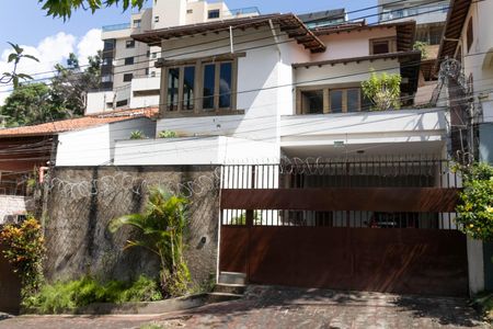 Casa à venda com 354m², 4 quartos e 4 vagasFachada