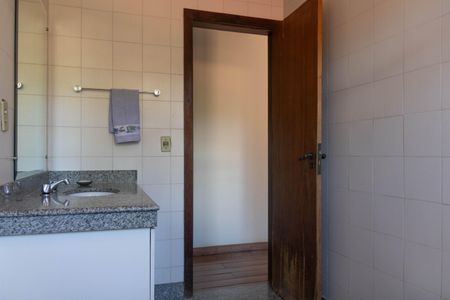 Casa à venda com 354m², 4 quartos e 4 vagasBanheiro 2
