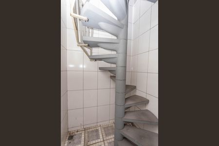Casa à venda com 160m², 3 quartos e 2 vagas Casa à venda com 160m², 3 quartos e 2 vagasEscada para laje