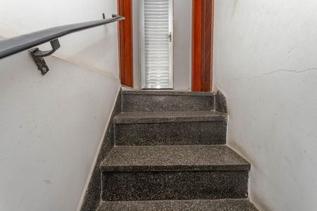 Casa à venda com 160m², 3 quartos e 2 vagas Casa à venda com 160m², 3 quartos e 2 vagasEscada
