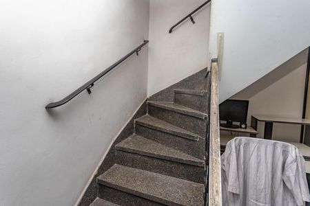 Casa à venda com 160m², 3 quartos e 2 vagas Casa à venda com 160m², 3 quartos e 2 vagasEscada